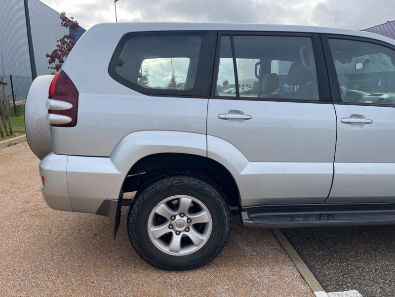 TOYOTA LAND CRUISER 3.0 L 165 ch D-4D 8 Places