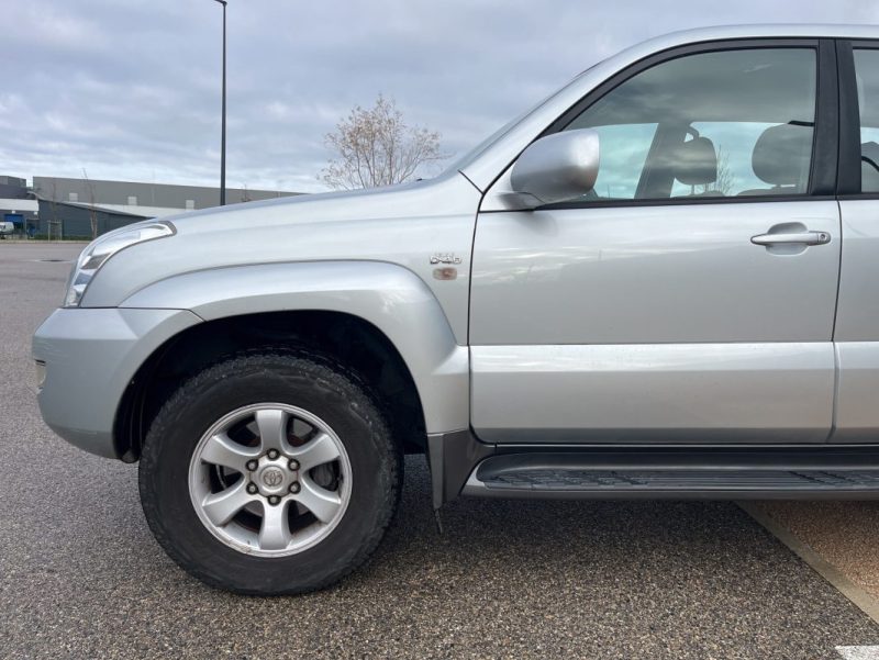 TOYOTA LAND CRUISER 3.0 L 165 ch D-4D 8 Places