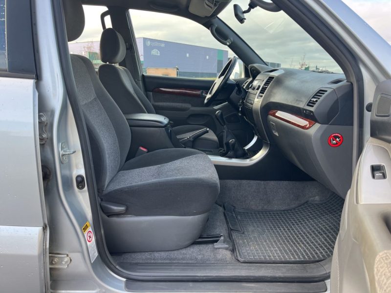 TOYOTA LAND CRUISER 3.0 L 165 ch D-4D 8 Places