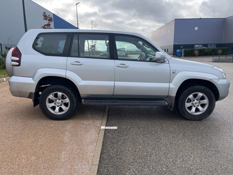 TOYOTA LAND CRUISER 3.0 L 165 ch D-4D 8 Places