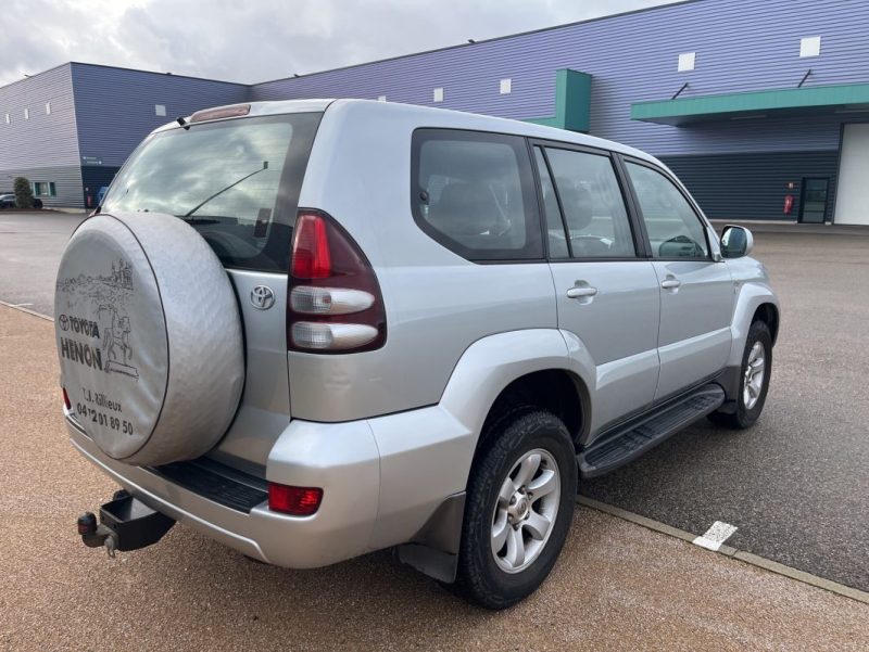 TOYOTA LAND CRUISER 3.0 L 165 ch D-4D 8 Places