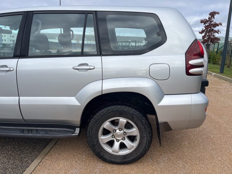 TOYOTA LAND CRUISER 3.0 L 165 ch D-4D 8 Places