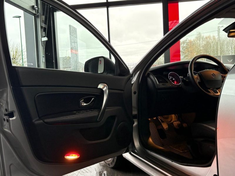 Renault Latitude 2.0 dCi 150ch 🚗 1ère main 📋 Toit ouvrant pano 🌅 Reprise 🔄 Garantie 🛡️