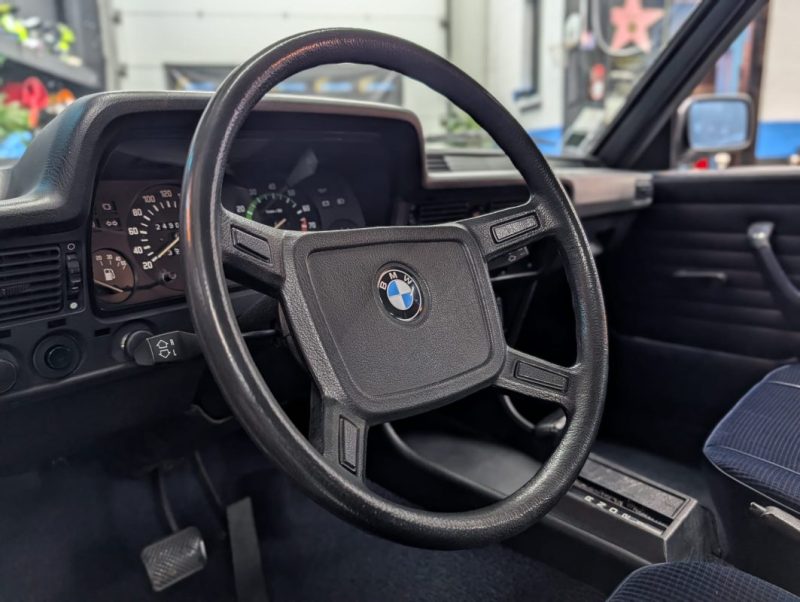 BMW 320 E21 6 CYLINDRES YOUNGTIMER