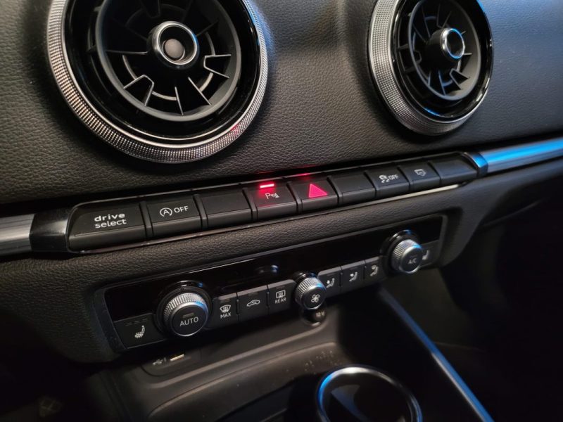 AUDI A3 SPORTBACK 35 TFSI 150CH S TRONIC 7 DESIGN LUXE / TOIT OUVRANT + SIEGES CHAUFFANT + VOLANT MEPLAT /