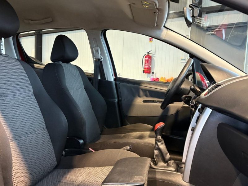 Peugeot 207 1.6 HDi 90ch 🚗 5P 🚪 Climatisation ❄️ Radar recul 🔊 Reprise 🔄