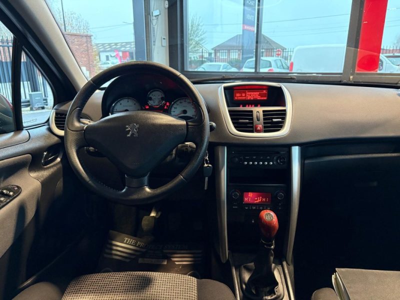 Peugeot 207 1.6 HDi 90ch 🚗 5P 🚪 Climatisation ❄️ Radar recul 🔊 Reprise 🔄