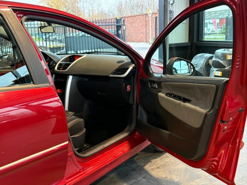 Peugeot 207 1.6 HDi 90ch 🚗 5P 🚪 Climatisation ❄️ Radar recul 🔊 Reprise 🔄
