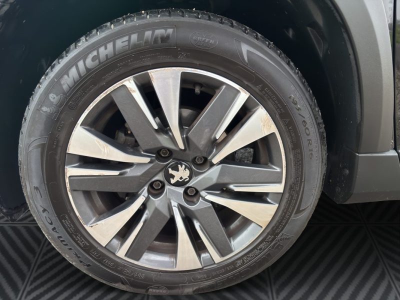 PEUGEOT 2008 1.5 BLUEHDI 100 cv Allure