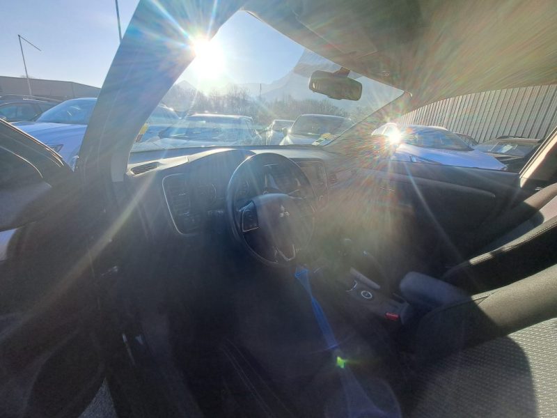 MITSUBISHI OUTLANDER 2.2 DI-D 150CH INVITE 4WD 7 PLACES GPS SUIVIE MITSUBISHI DISPONIBLE 