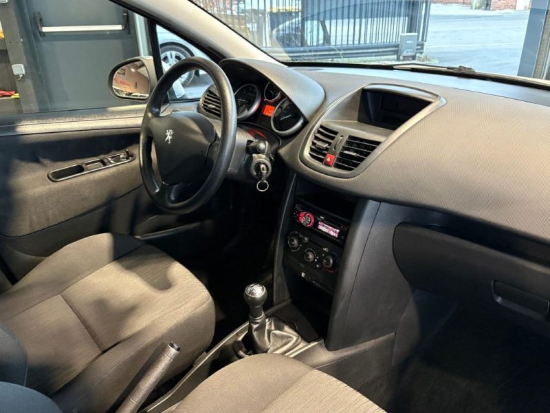 🔹 Peugeot 207 – Finition Active – 1.4 75 chevaux – 5 portes - Kit distribution 4 pneus neufs  