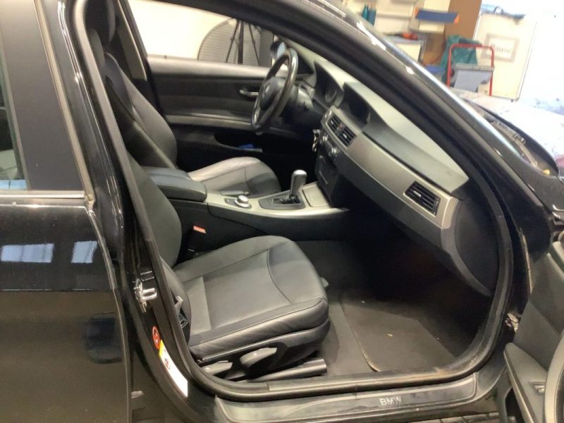 BMW SERIE 3 318i Boite Auto / Cuir / Toit Ouvrant / Paiement 4X ou 10X Possible