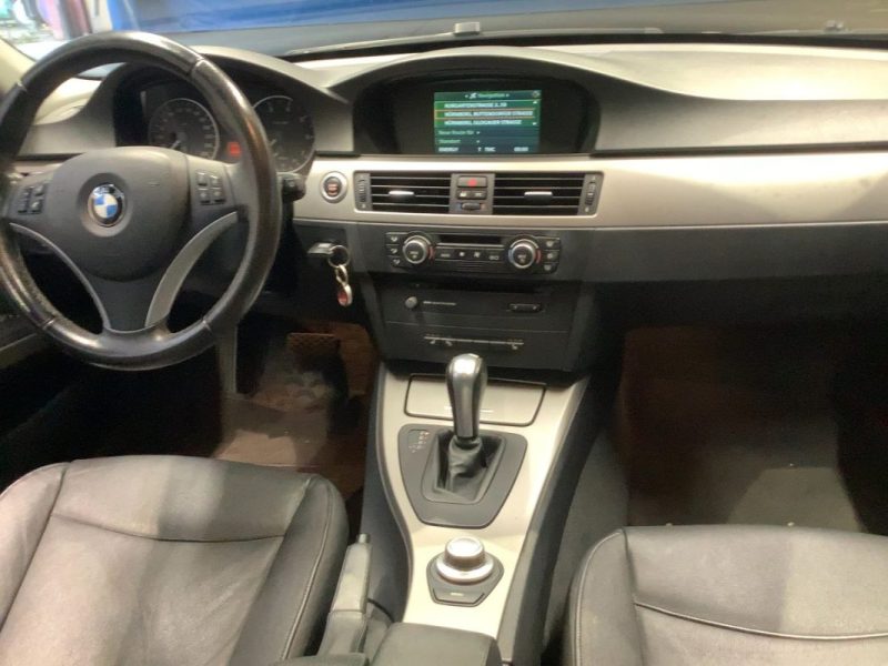 BMW SERIE 3 318i Boite Auto / Cuir / Toit Ouvrant / Paiement 4X ou 10X Possible