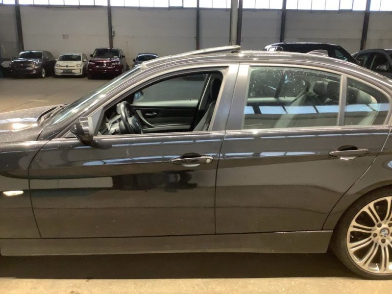 BMW SERIE 3 318i Boite Auto / Cuir / Toit Ouvrant / Paiement 4X ou 10X Possible