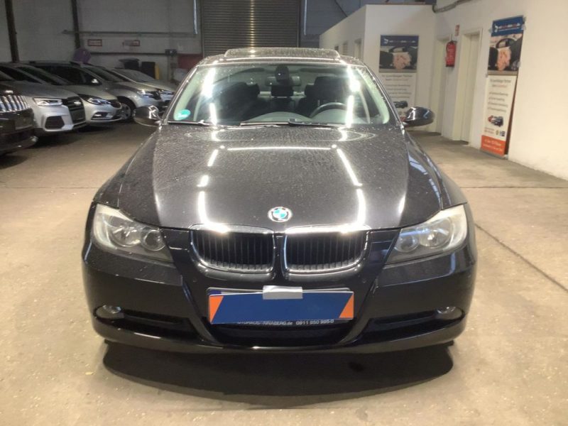 BMW SERIE 3 318i Boite Auto / Cuir / Toit Ouvrant / Paiement 4X ou 10X Possible