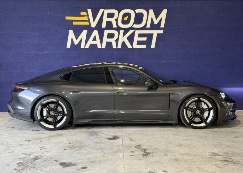 PORSCHE TAYCAN TURBO 680 CH / MY21 / 1er MAIN / CARBONE / SUIVIE PORSCHE COMPLET / 2020 /