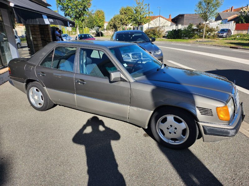 MERCEDES-BENZ 250 TURBO D (W124) 