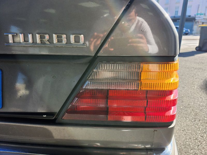 MERCEDES-BENZ 250 TURBO D (W124) 