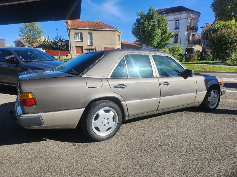 MERCEDES-BENZ 250 TURBO D (W124) 