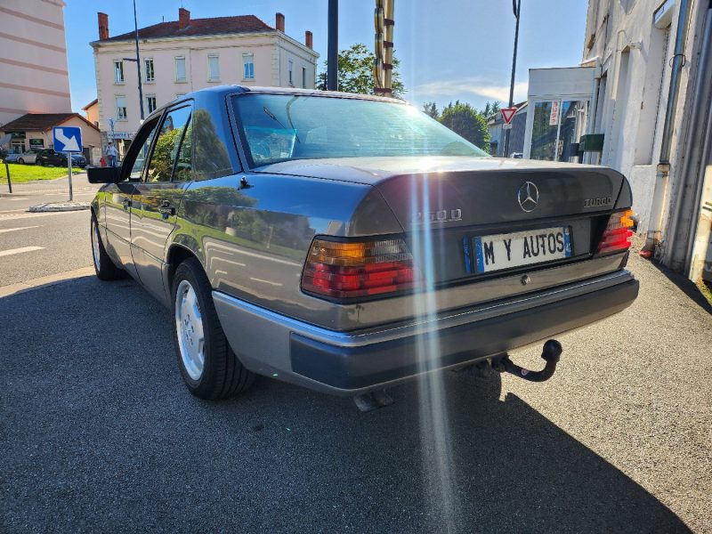MERCEDES-BENZ 250 TURBO D (W124) 