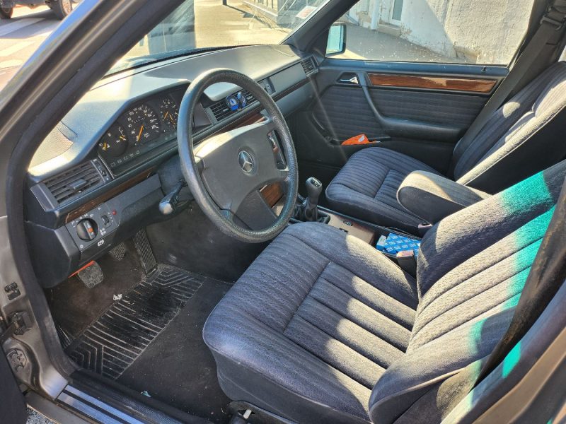 MERCEDES-BENZ 250 TURBO D (W124) 