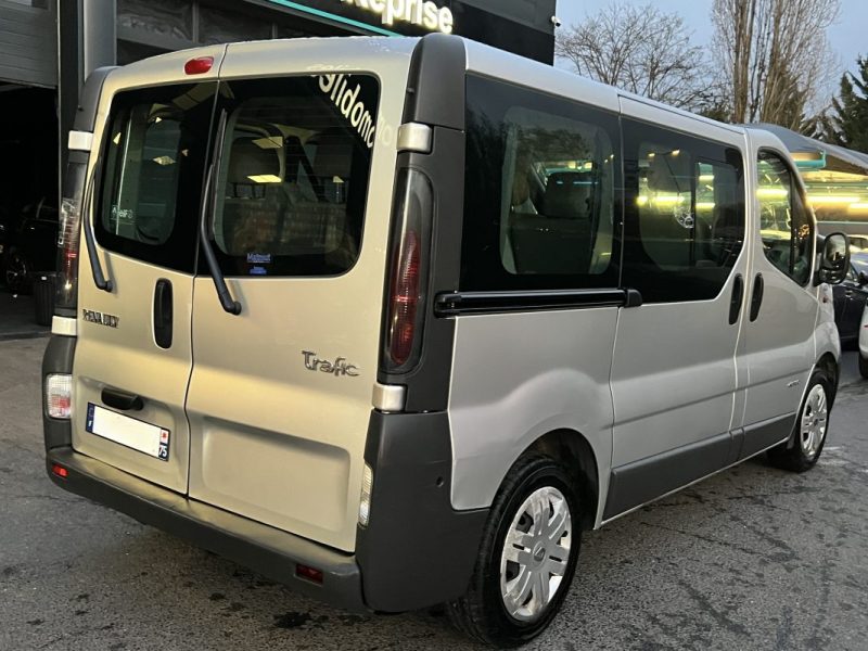 RENAULT TRAFIC COMBI 1.9 DCI 100 Cv 1ERE MAIN / 9 PLACES CLIMATISATION - GARANTIE 1 AN
