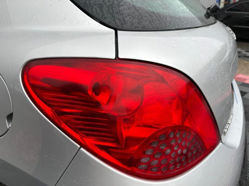 PEUGEOT 207 PREMIUM 1.4i 88 CV BVA FAIBLE KILOMETRAGE GARANTIE 12 MOIS 