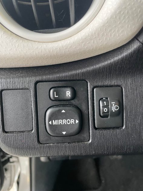 TOYOTA  YARIS 1.3I YARIS 100 VVT 2013