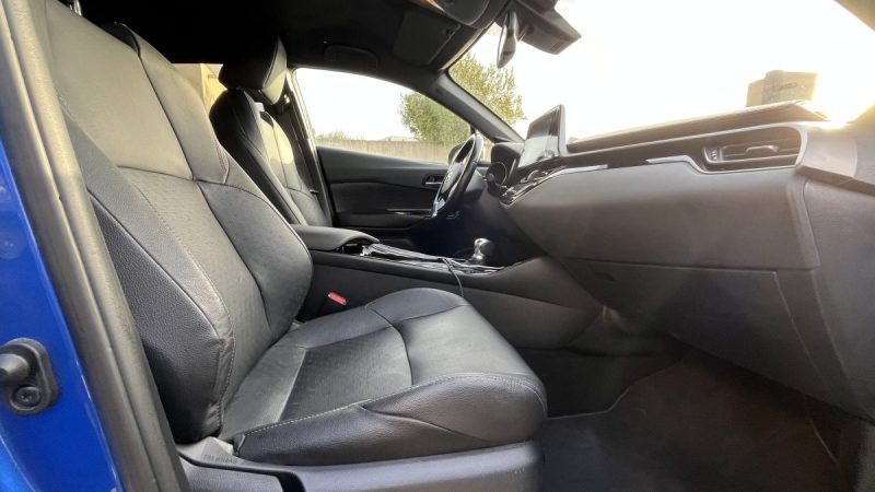 TOYOTA C-HR 122H GRAPHIC 2WD E-CVT RC18 2019