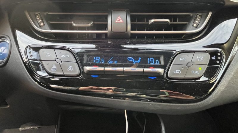 TOYOTA C-HR 122H GRAPHIC 2WD E-CVT RC18 2019