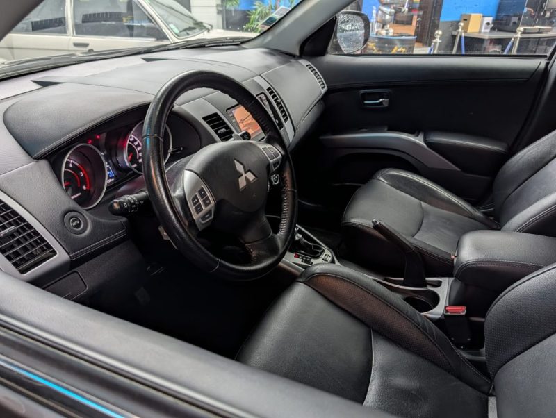 MITSUBISHI OUTLANDER 2.2 DI-D 156ch INSTYLE TC-SST