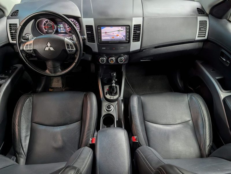 MITSUBISHI OUTLANDER 2.2 DI-D 156ch INSTYLE TC-SST