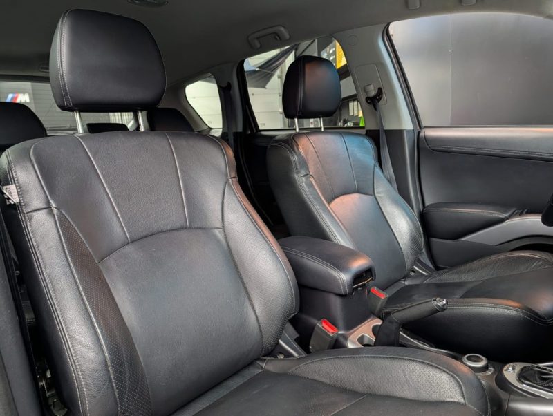 MITSUBISHI OUTLANDER 2.2 DI-D 156ch INSTYLE TC-SST