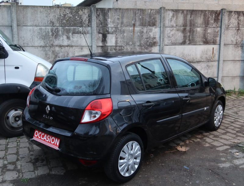 RENAULT CLIO III 1.2 16V 75CH AUTHENTIQUE 5P 2011