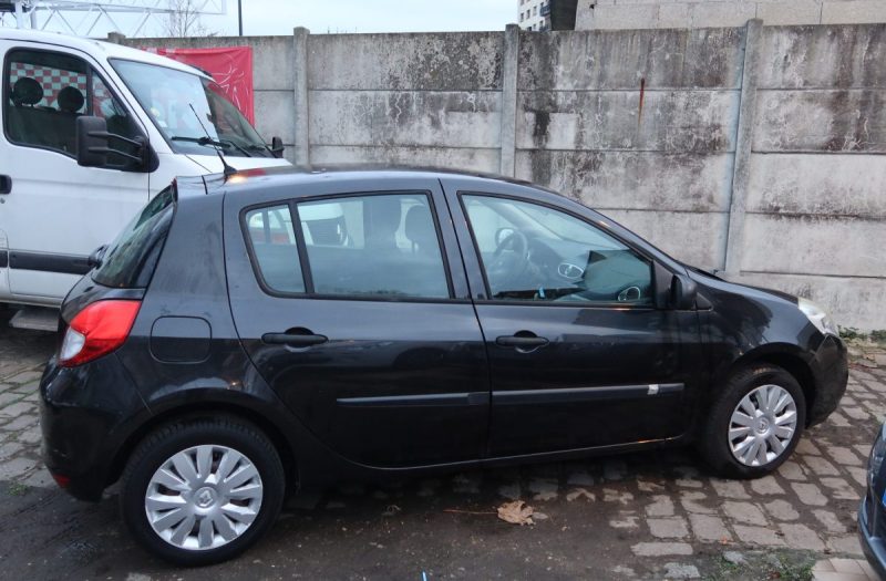 RENAULT CLIO III 1.2 16V 75CH AUTHENTIQUE 5P 2011