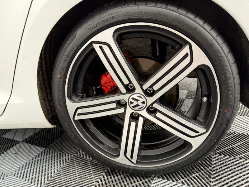 VOLKSWAGEN GOLF 1.6 TDI 105CH BLUEMOTION TECHNOLOGY 