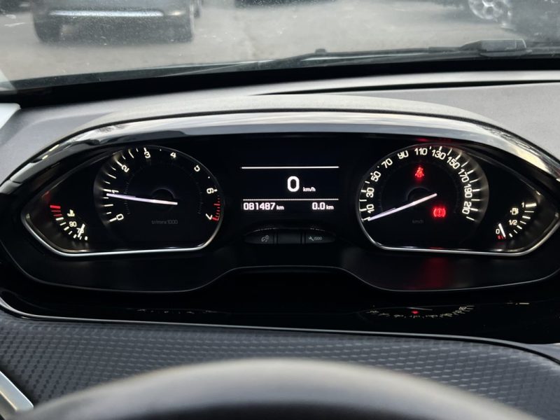 PEUGEOT 2008 URBAN CROSS 1.2 110 Cv ECRAN GPS TACTILE / CRIT AIR 1 - GARANTIE 1 AN