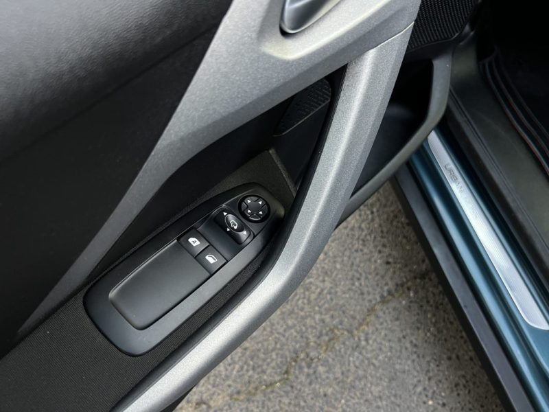 PEUGEOT 2008 URBAN CROSS 1.2 110 Cv ECRAN GPS TACTILE / CRIT AIR 1 - GARANTIE 1 AN