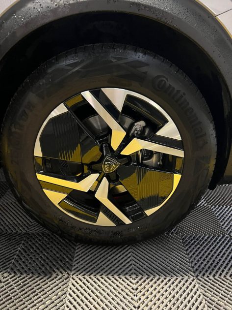 MAGNIFIQUE PEUGEOT 2008 ALLURE HYBRID 136 CH (GARANTIE CONSTRUCTEUR, 1ER MAIN, ENTRETIEN PEUGEOT)