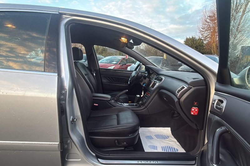 PEUGEOT 607 2.7 V6 HDI 204 CH EXECUTIVE BVA dans l'état Marchand / PRO