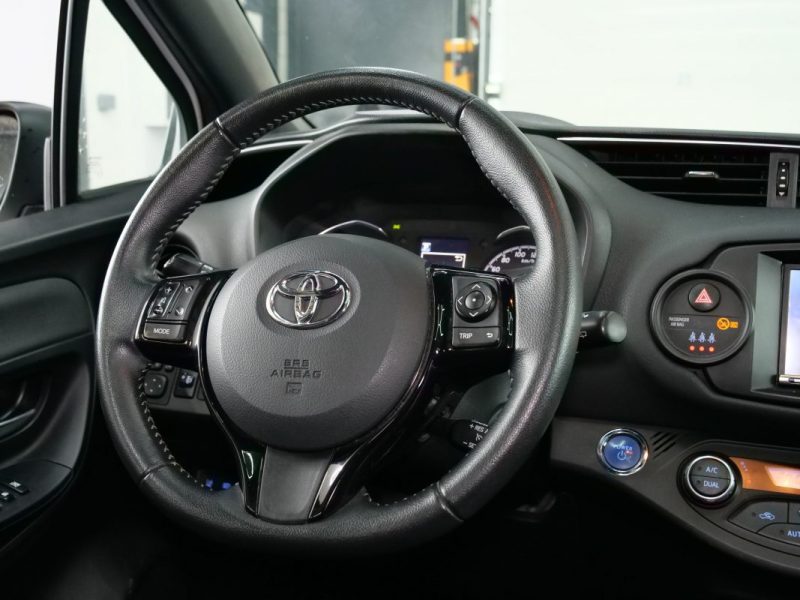 TOYOTA YARIS 100H COLLECTION 5P 2018