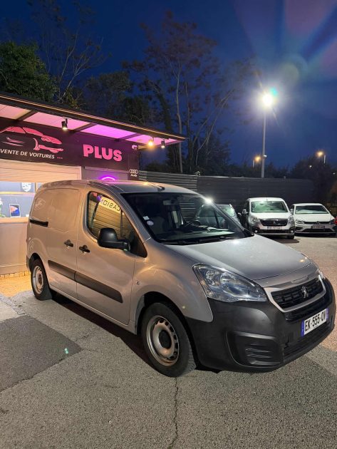 Peugeot Partner 2017 Essence – Révisé, Garantie un an incluse 