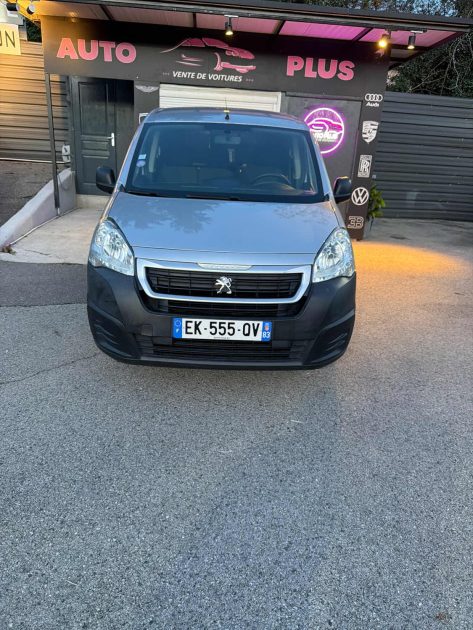 Peugeot Partner 2017 Essence – Révisé, Garantie un an incluse 