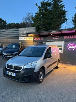 Peugeot Partner 2017 Essence – Révisé, Garantie un an incluse 