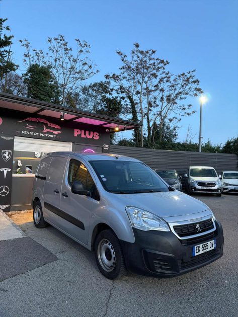 Peugeot Partner 2017 Essence – Révisé, Garantie un an incluse 