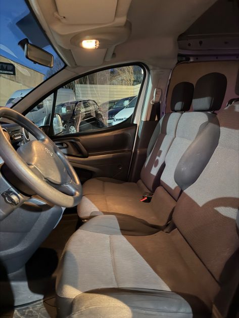 Peugeot Partner 2017 Essence – Révisé, Garantie un an incluse 
