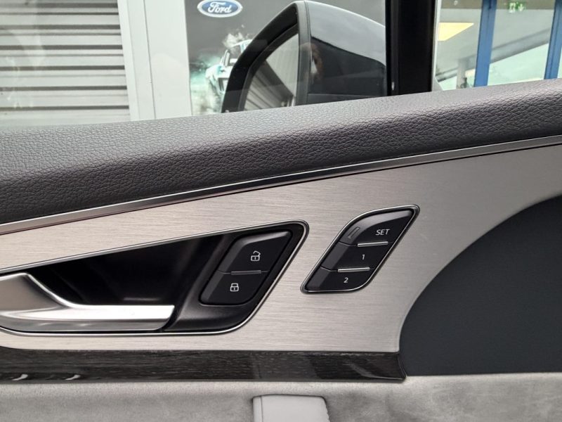 AUDI Q7 3.0 v6 TDI   272 Tiptronic 8 Quattro 7 pl Avus