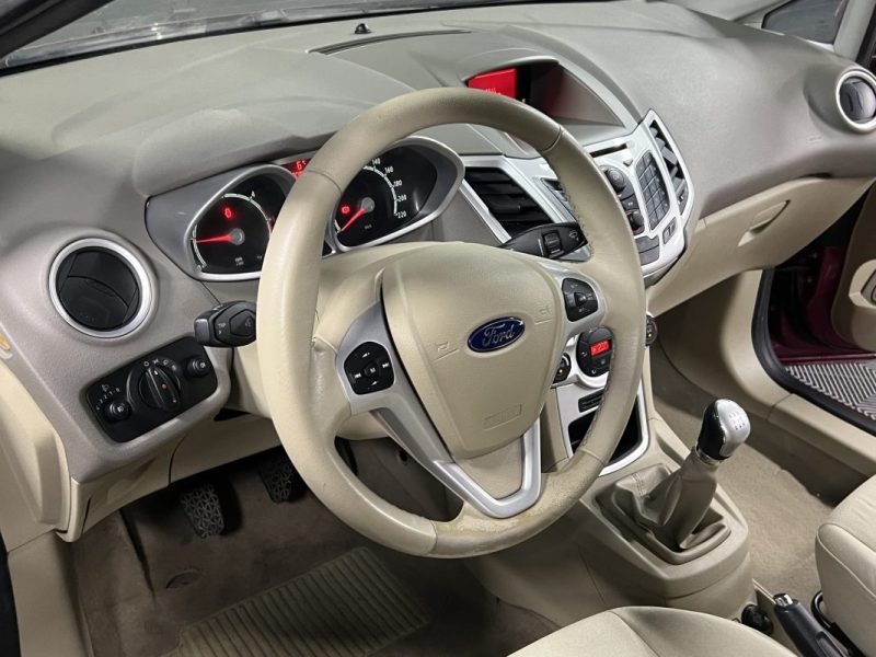 FORD FIESTA 5 V GHIA 1.4 TDCI 70 Cv FRAIS A PREVOIR / LIRE L ANNONCE