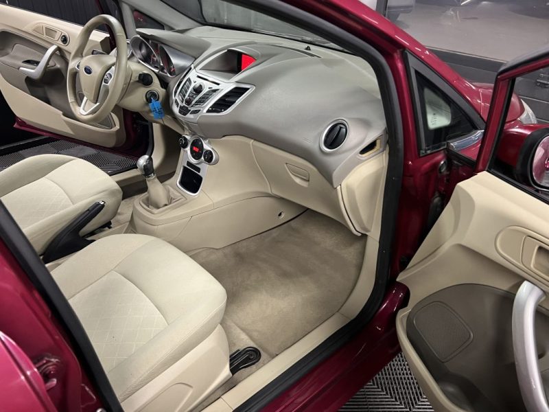 FORD FIESTA 5 V GHIA 1.4 TDCI 70 Cv FRAIS A PREVOIR / LIRE L ANNONCE