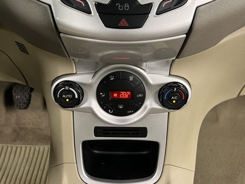 FORD FIESTA 5 V GHIA 1.4 TDCI 70 Cv FRAIS A PREVOIR / LIRE L ANNONCE